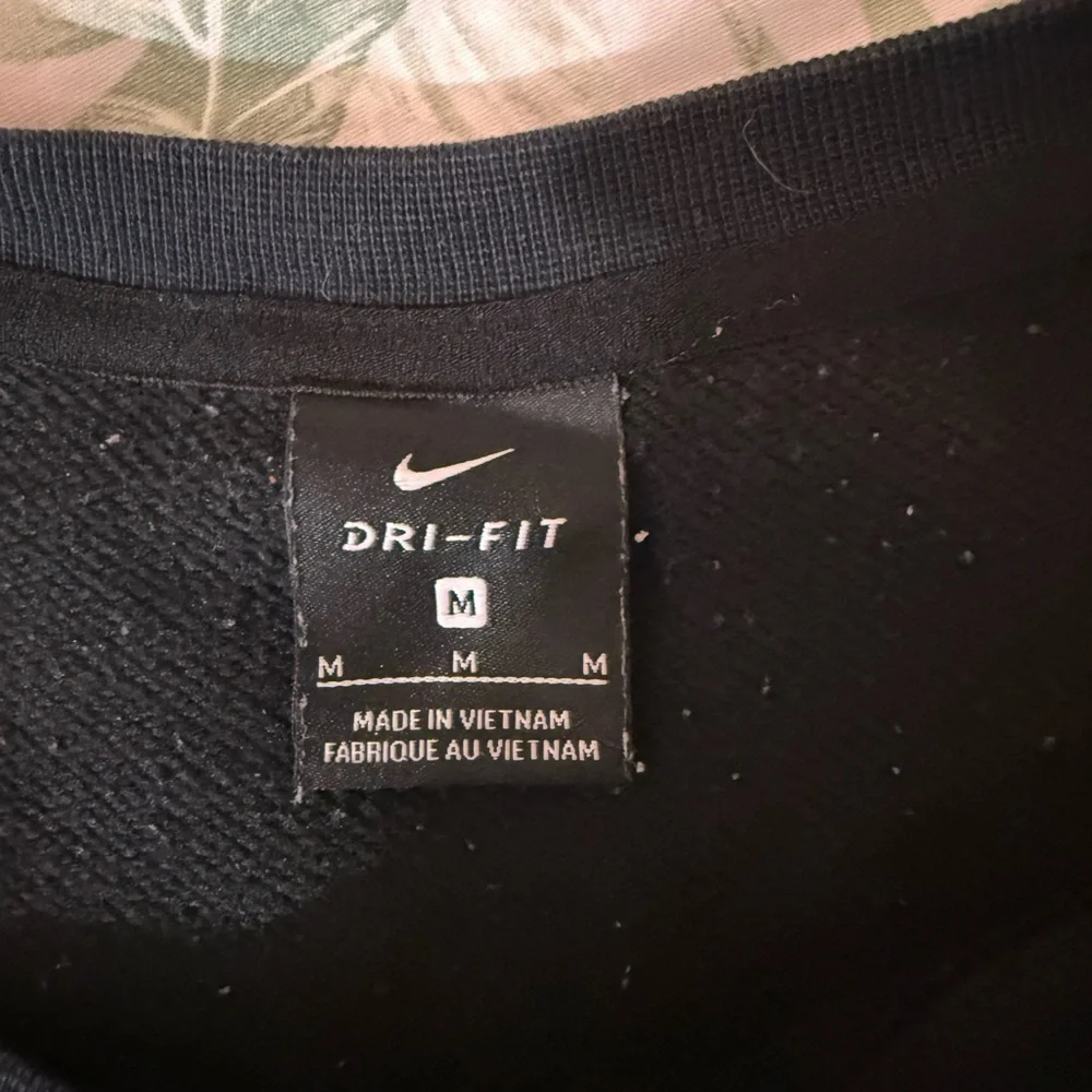 Nike Dri-FIT Black Top - sweatshirt with split sizes at bottom